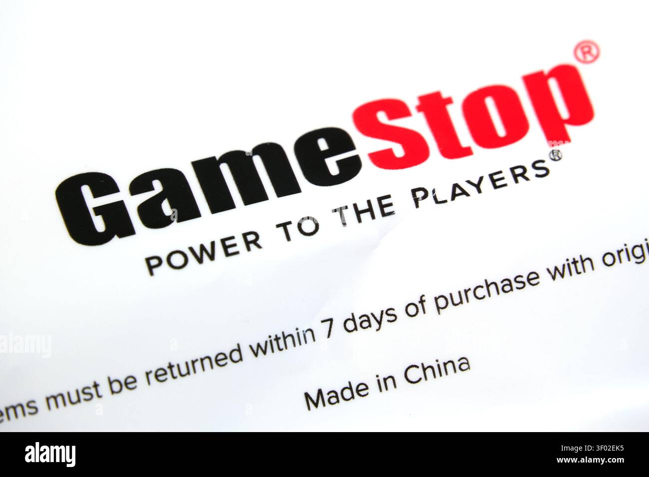 DALLAS, TX, USA - 16. FEBRUAR 2024: Eine Nahaufnahme einer GameStop-Tasche zeigt das Logo der Marke in Schwarz-Rot-Druck neben der sloga Stockfoto