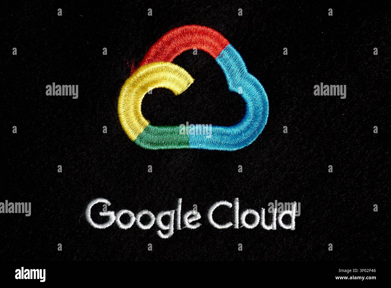 DALLAS, TX, USA - 16. FEBRUAR 2024: Eine detaillierte Ansicht des Google Cloud Logos mit seinem unverwechselbaren mehrfarbigen Design auf einem schwarzen Stoffrücken Stockfoto