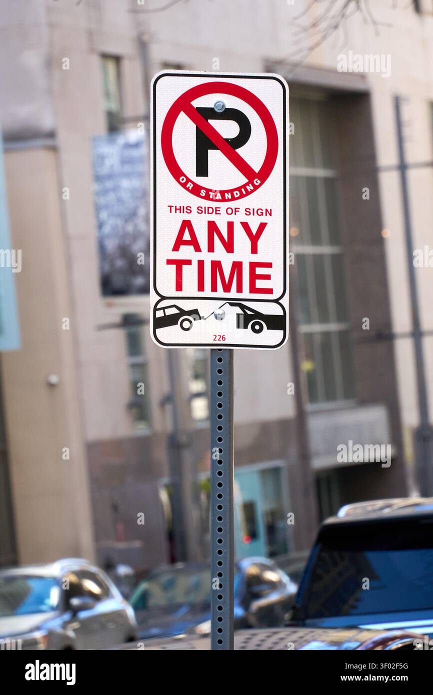 DALLAS, TX, USA - 16. FEBRUAR 2024: Ein Straßenschild in Dallas zeigt eine Warnung gegen Parken oder Stehen an. Das Schild zeigt ein rot eingekreistes „P“ mit einem lin Stockfoto