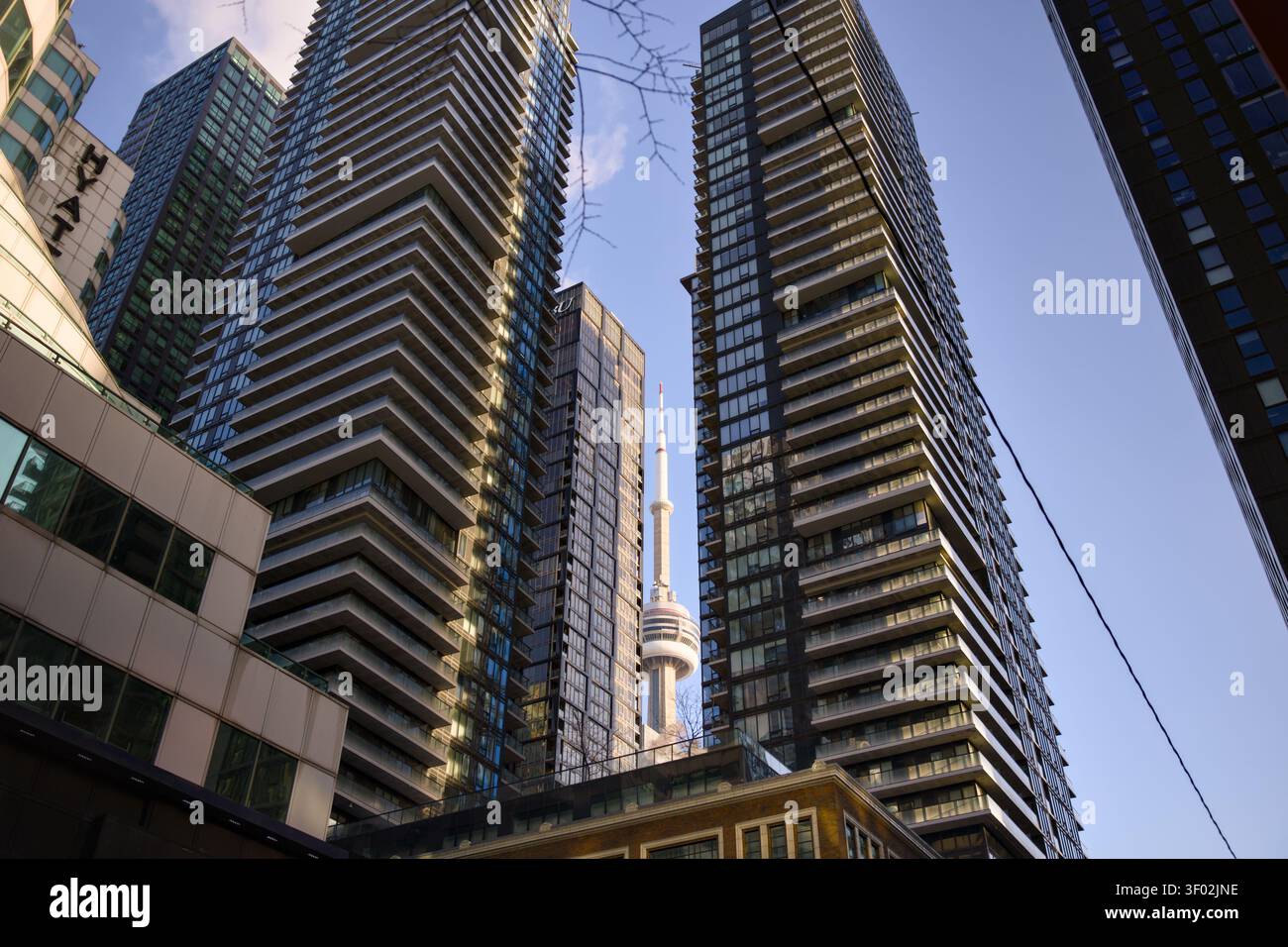 Der Glass Condo Tower Mit Balkonen Erhebt Sich Toronto Canada Stockfoto