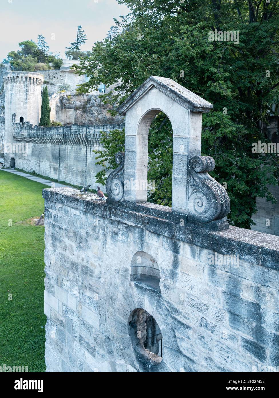 Avignon, Frankreich - 29.08.2025: Architektonisches Detail einer historischen Steinmauer in der Nähe der Pont Saint Benezet in Avignon, Frankreich Stockfoto