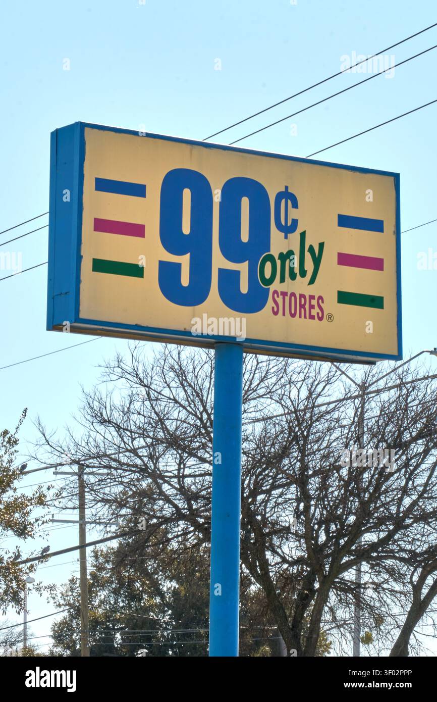 DALLAS, TX, USA – 16. FEBRUAR 2024: Das 99¢ Only Stores Schild ist an einem hohen blauen Pfosten vor klarem Himmel sichtbar. Diese Einzelhandelsmarke ist k Stockfoto