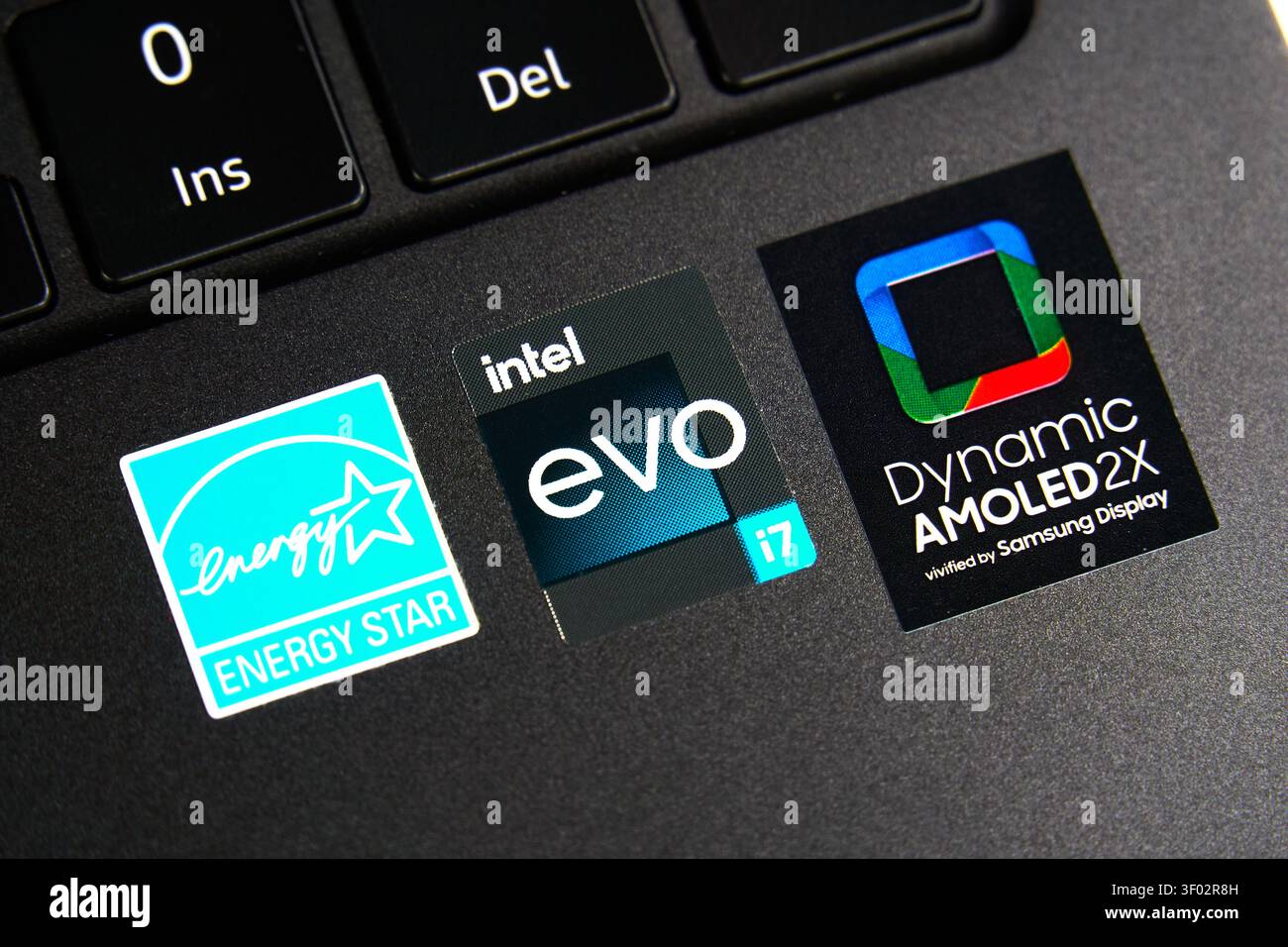 DALLAS, TX, USA - 16. FEBRUAR 2024: Ein Nahaufnahme einer Laptop-Tastatur mit drei unterschiedlichen Aufklebern. Der erste Aufkleber ist der Energiesta Stockfoto