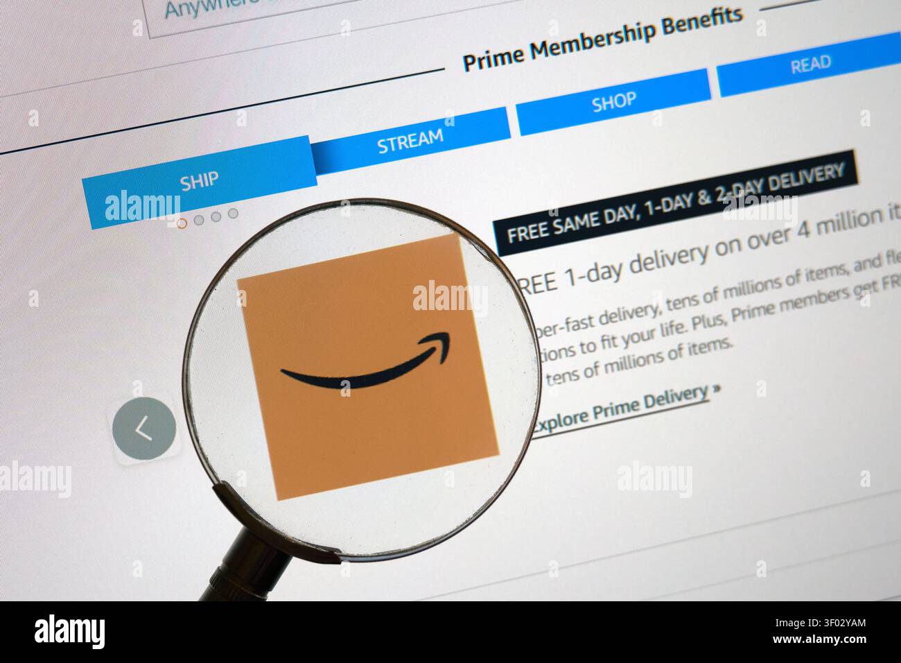 CARROLLTON, TX, USA - 19. FEBRUAR 2024: Die Amazon Prime-Mitgliedsvergünstigungsseite wird auf einem Computerbildschirm angezeigt, mit einer Lupe Stockfoto