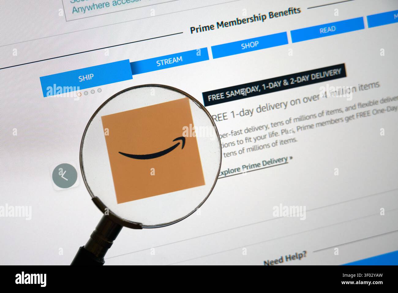 CARROLLTON, TX, USA – 19. FEBRUAR 2024: Das Amazon-Logo auf der Website des Unternehmens wird durch eine Lupe hervorgehoben. Die Seite zeigt Prime Me Stockfoto