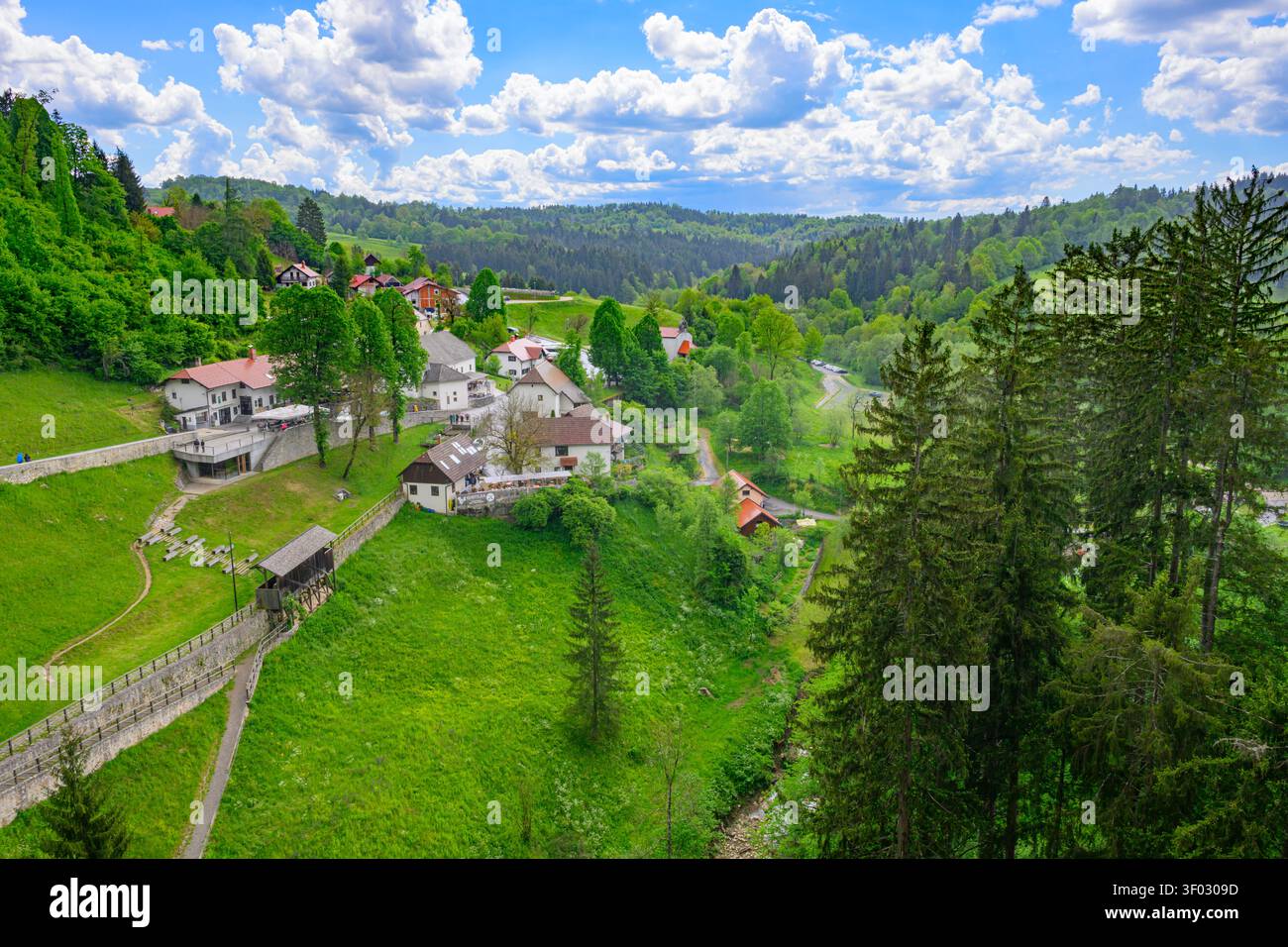 Die Siedlung Prejama, Region Oberkarniola, Slowenien. Stockfoto