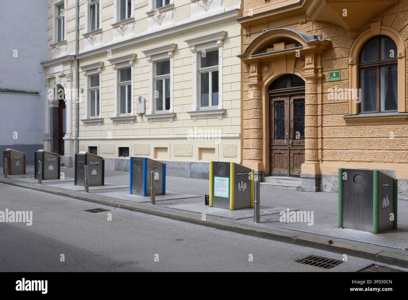 Recyclingbehälter für Haushalte in verschiedenen Farben für verschiedene Abfallstoffe, Ljubljana, Slowenien Stockfoto