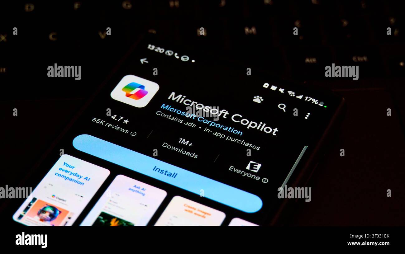 CARROLLTON, TX, USA – 24. FEBRUAR 2024: Auf einem Smartphone-Bildschirm wird die installierbare Microsoft Copilot-App mit hohen Download-Statistiken und -Kennzahlen angezeigt Stockfoto