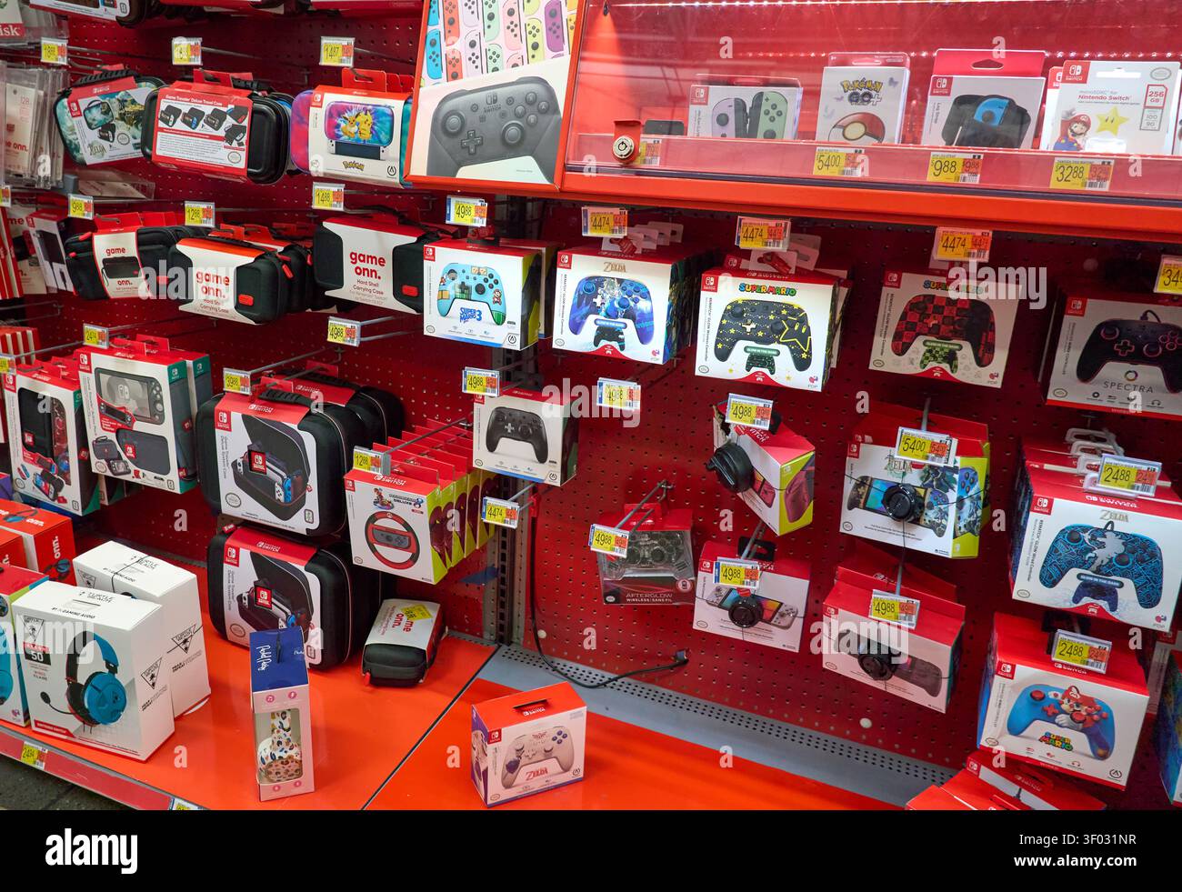 CARROLLTON, TX, USA – 24. FEBRUAR 2024: In den Regalen des Geschäfts wird eine Vielzahl von Nintendo Switch-Zubehör ausgestellt. Zu den Produkten gehören Controller mit Stockfoto