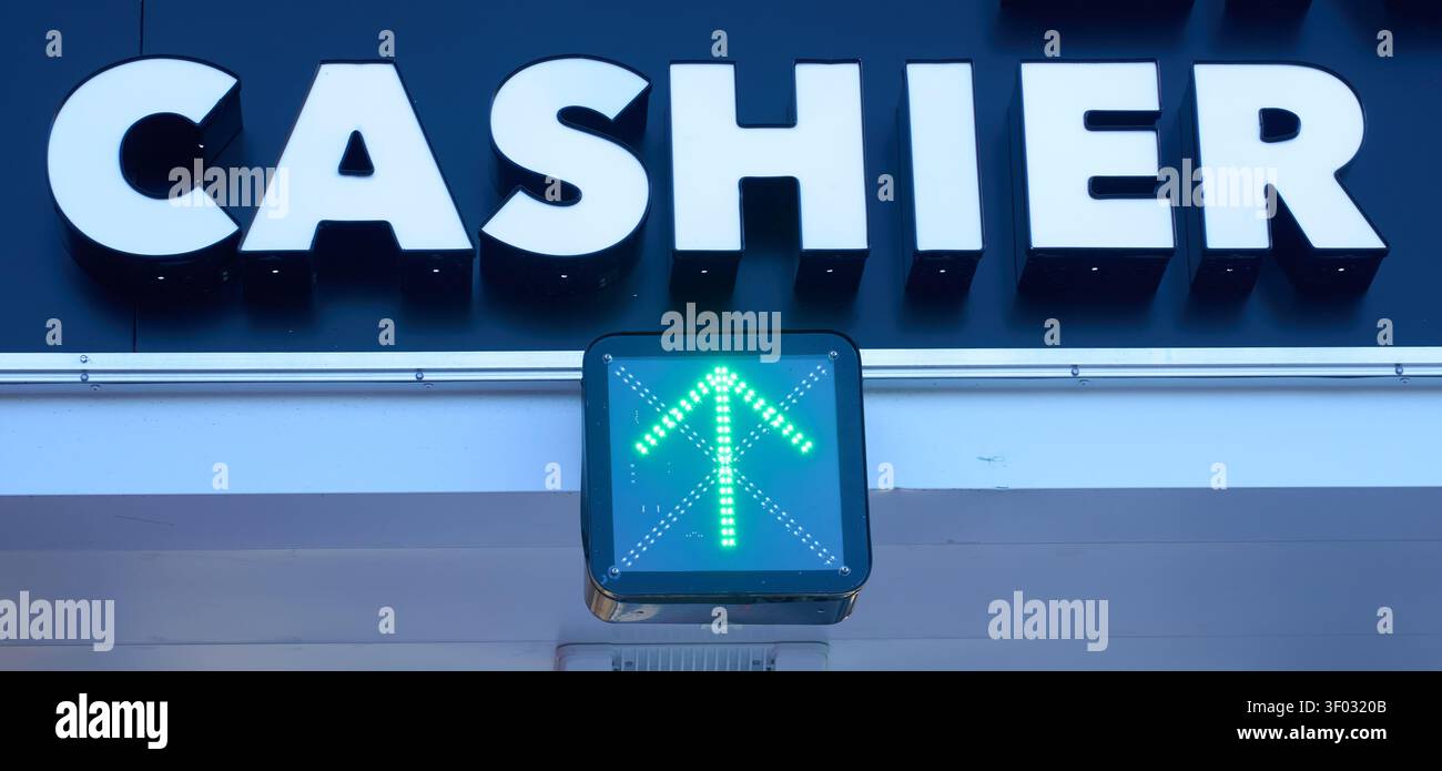 CARROLLTON, TX, USA - 24. FEBRUAR 2024: Ein großes Kassiererschild ist gut sichtbar mit einer grünen LED-Pfeilleuchte, die einen offenen Zähler anzeigt, suggt Stockfoto