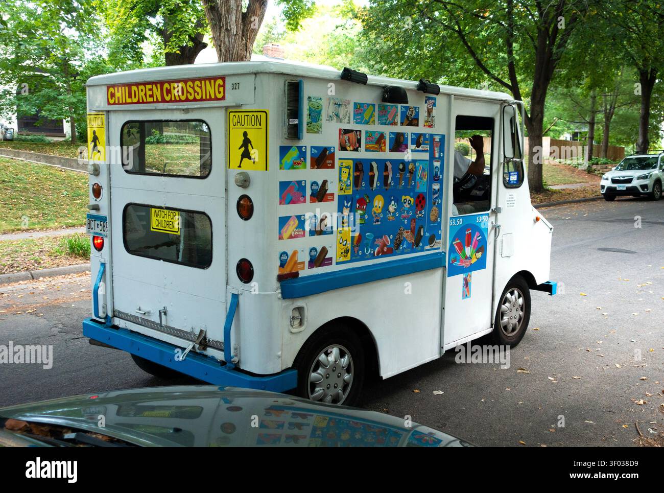 Mobiler Eiswagen für Kinder auf Rädern, der durch die Nachbarschaft fährt und auf Kunden hofft, indem er eine Glocke klingelt. St. Paul Minnesota MN USA Stockfoto