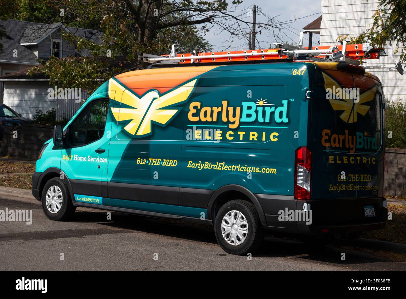 Lieferwagen, der einen Hausbesuch macht, um elektrische Geräte oder Kabel zu reparieren oder zu installieren. St. Paul Minnesota MN USA Stockfoto