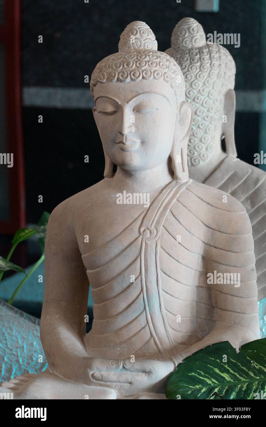Weiße Sandstein-Buddha-Statue in Meditationspose für die Inneneinrichtung Stockfoto