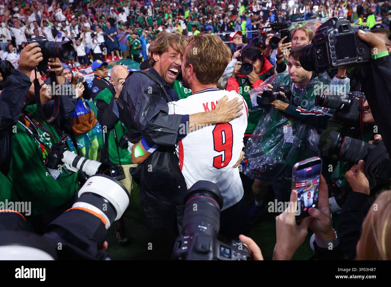 MEXIKO-STADT, MEXIKO - 5. Juli 2026: Harry Kane aus England feiert mit Peter Crouch nach dem Achtelfinale der FIFA-Weltmeisterschaft 2026 im Azteca Stadium (Foto: Craig Mercer/ Alamy Live News) Stockfoto