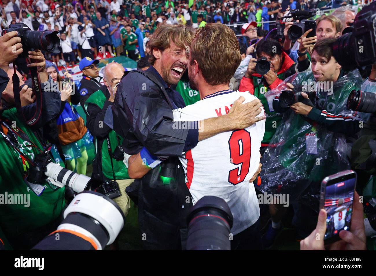 MEXIKO-STADT, MEXIKO - 5. Juli 2026: Harry Kane aus England feiert mit Peter Crouch nach dem Achtelfinale der FIFA-Weltmeisterschaft 2026 im Azteca Stadium (Foto: Craig Mercer/ Alamy Live News) Stockfoto