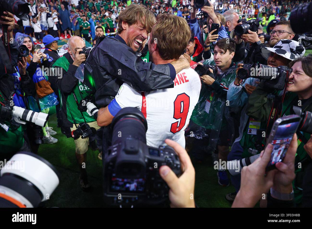 MEXIKO-STADT, MEXIKO - 5. Juli 2026: Harry Kane aus England feiert mit Peter Crouch nach dem Achtelfinale der FIFA-Weltmeisterschaft 2026 im Azteca Stadium (Foto: Craig Mercer/ Alamy Live News) Stockfoto