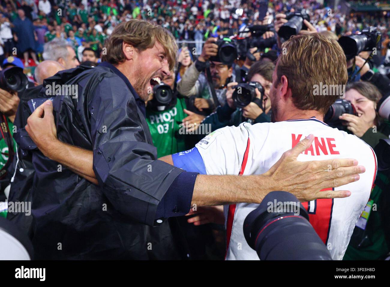 MEXIKO-STADT, MEXIKO - 5. Juli 2026: Harry Kane aus England feiert mit Peter Crouch nach dem Achtelfinale der FIFA-Weltmeisterschaft 2026 im Azteca Stadium (Foto: Craig Mercer/ Alamy Live News) Stockfoto