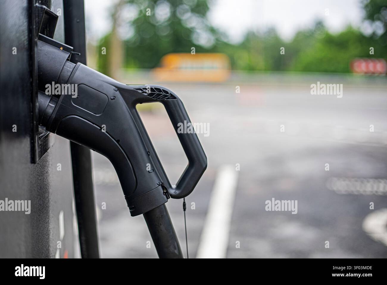 Tankdüse für Elektrofahrzeuge. Die Erdenschonung, neue Technologien Stockfoto