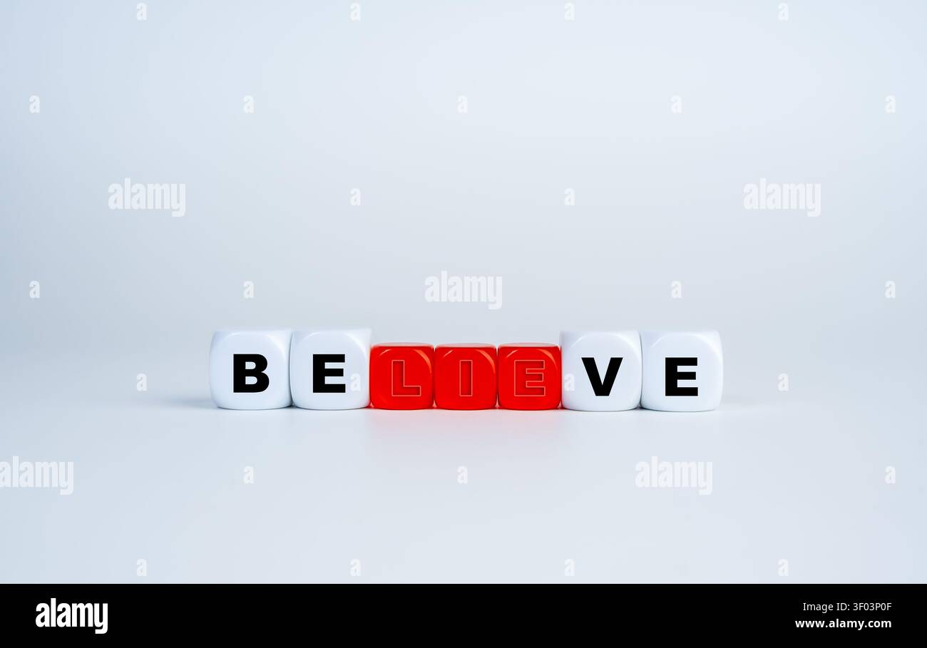 Fehlinformationen und kognitive Vorurteile mit hervorgehobenem Wort liegen in glauben verborgen. Symbol für Manipulation, Täuschung, falsche Überzeugungen, kritisch Stockfoto