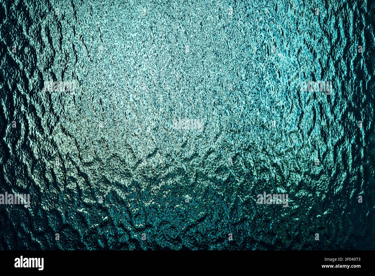 Teal Mattglas-Textur mit durchscheinender Oberfläche und weicher Lichtdiffusion. Abstrakter Hintergrund mit subtilen Mustern und moderner Design-Ästhetik Stockfoto