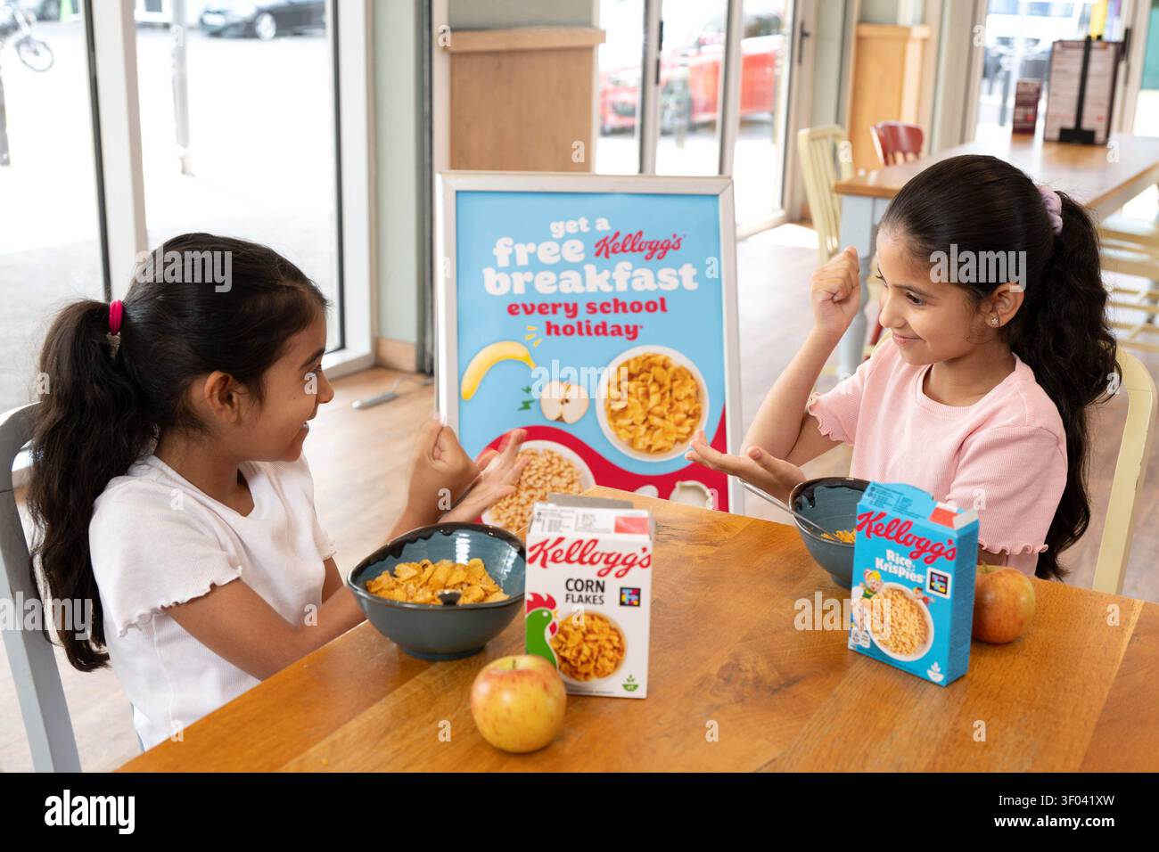 Kinder (Namen nicht angegeben) frühstücken in einem Morrisons Café in Chingford, da der Supermarkt mit Kellogg's zusammenarbeitet, um seine „Frühstücksclubs“ für Schulferien neu zu beleben, die Familien in den Sommerferien in ganz Großbritannien kostenlose Mahlzeiten anbieten. Ausgabedatum: Montag, 6. Juli 2026. Stockfoto