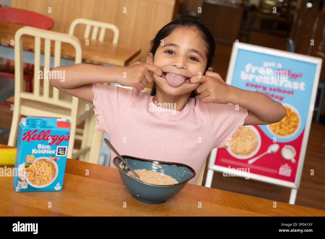NUR Ein Kind (Name nicht angegeben) frühstückt in einem Morrisons Café in Chingford, da der Supermarkt mit Kellogg's zusammenarbeitet, um seine Schulferien „Breakfast Clubs“ neu zu beleben, die Familien in den Sommerferien in ganz Großbritannien kostenlose Mahlzeiten anbieten. Ausgabedatum: Montag, 6. Juli 2026. Stockfoto