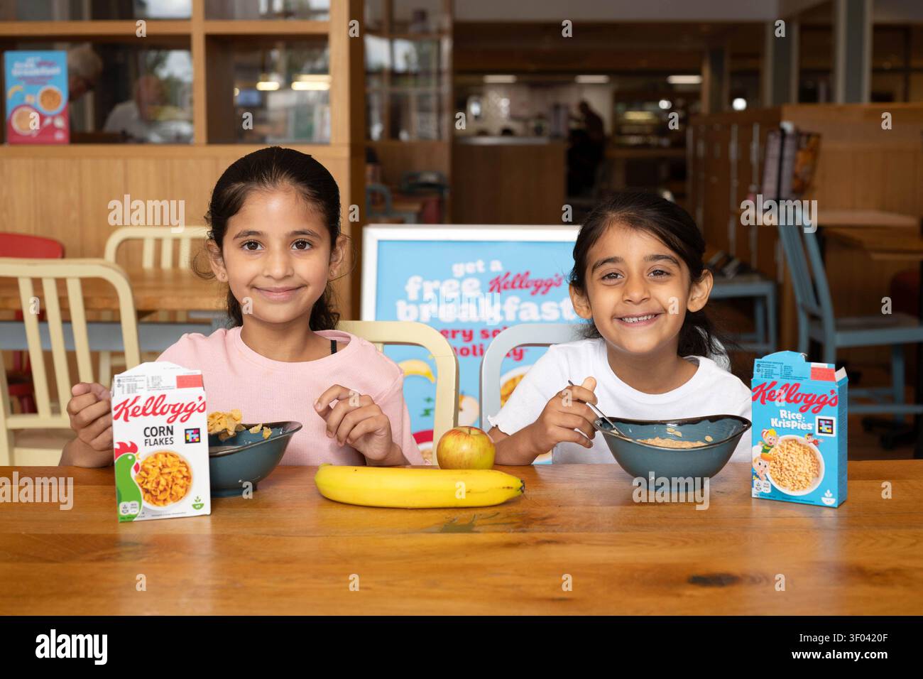 Kinder (Namen nicht angegeben) frühstücken in einem Morrisons Café in Chingford, da der Supermarkt mit Kellogg's zusammenarbeitet, um seine „Frühstücksclubs“ für Schulferien neu zu beleben, die Familien in den Sommerferien in ganz Großbritannien kostenlose Mahlzeiten anbieten. Ausgabedatum: Montag, 6. Juli 2026. Stockfoto