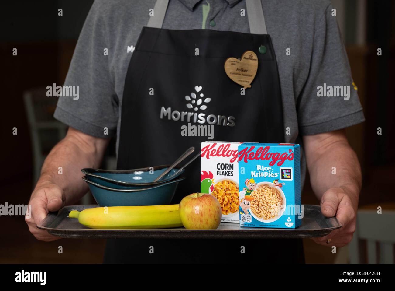 Allgemeine Ansicht eines Frühstücks in einem Morrisons Café in Chingford, da der Supermarkt mit Kellogg's zusammenarbeitet, um seine Schulferien „Frühstücksklubs“ neu zu beleben, die Familien in den Sommerferien in ganz Großbritannien kostenlose Mahlzeiten anbieten. Ausgabedatum: Montag, 6. Juli 2026. Stockfoto