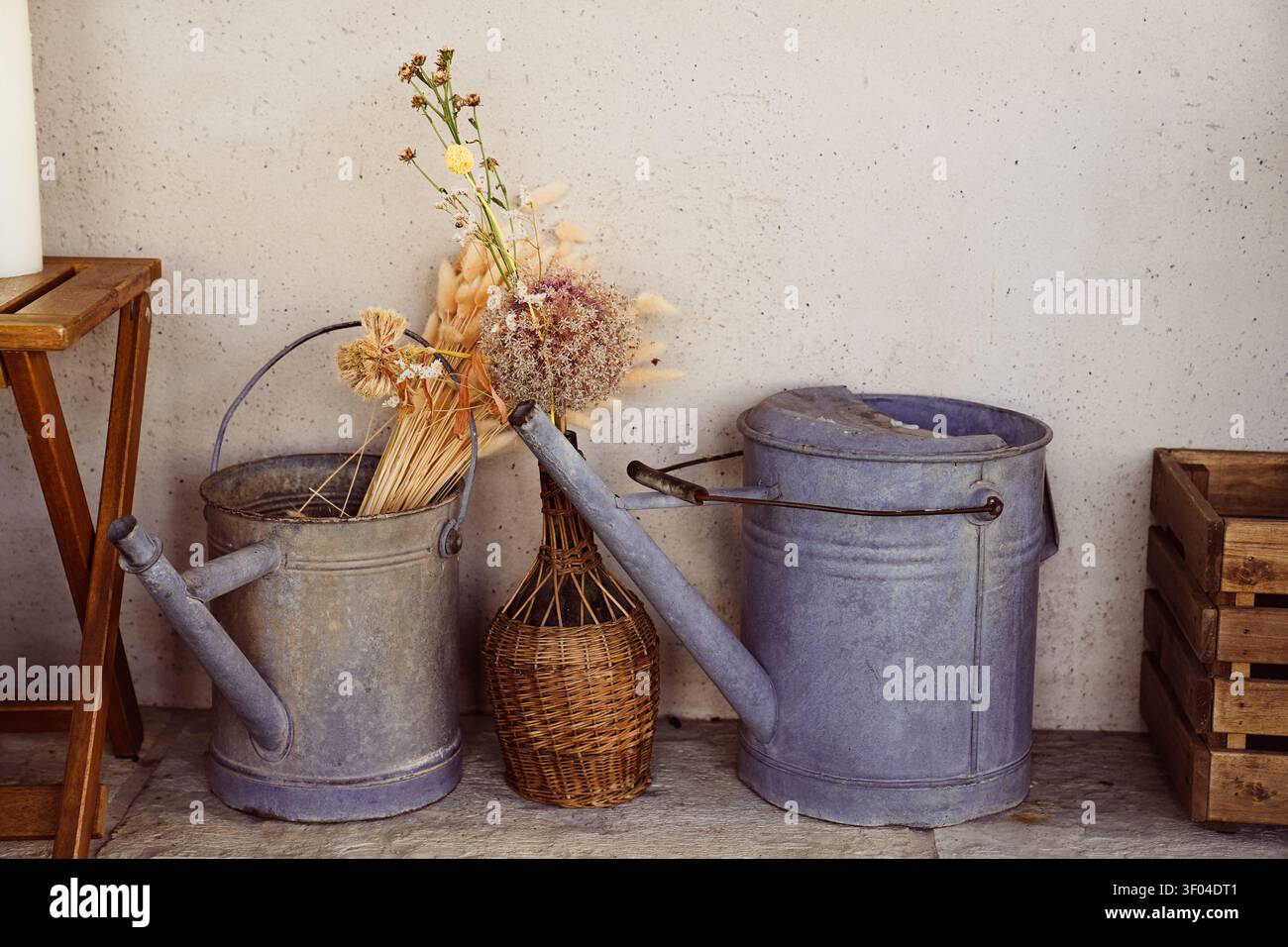 Nahaufnahme eines rustikalen Stilllebens mit Messinggießkannen. Stockfoto