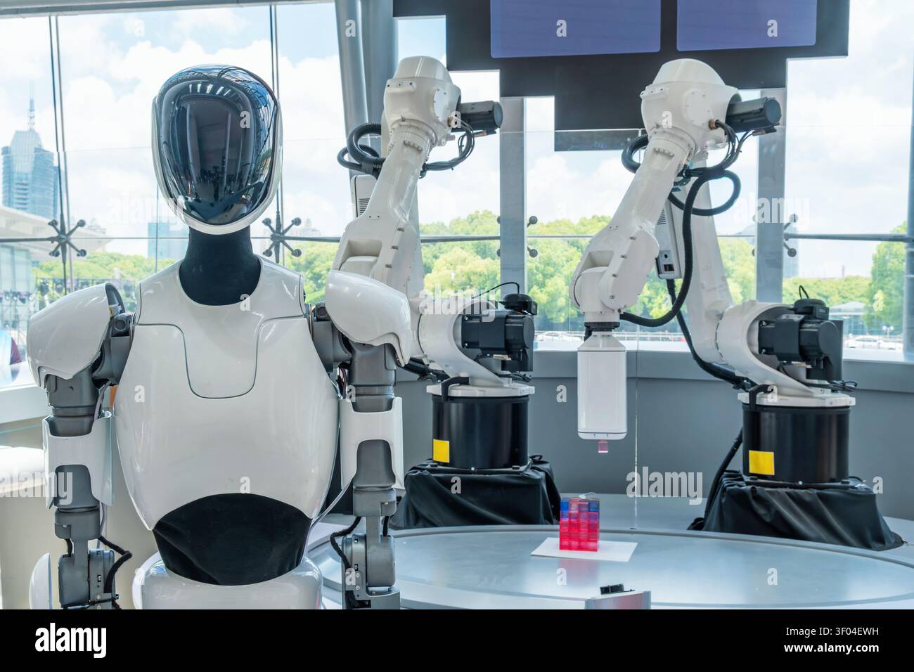 Humanoider Roboter mit Robotermanipulatoren bei künstlicher Intelligenz. Fortschrittliche Automatisierung, Machine Vision, Zukunft intelligenter Fertigung Stockfoto