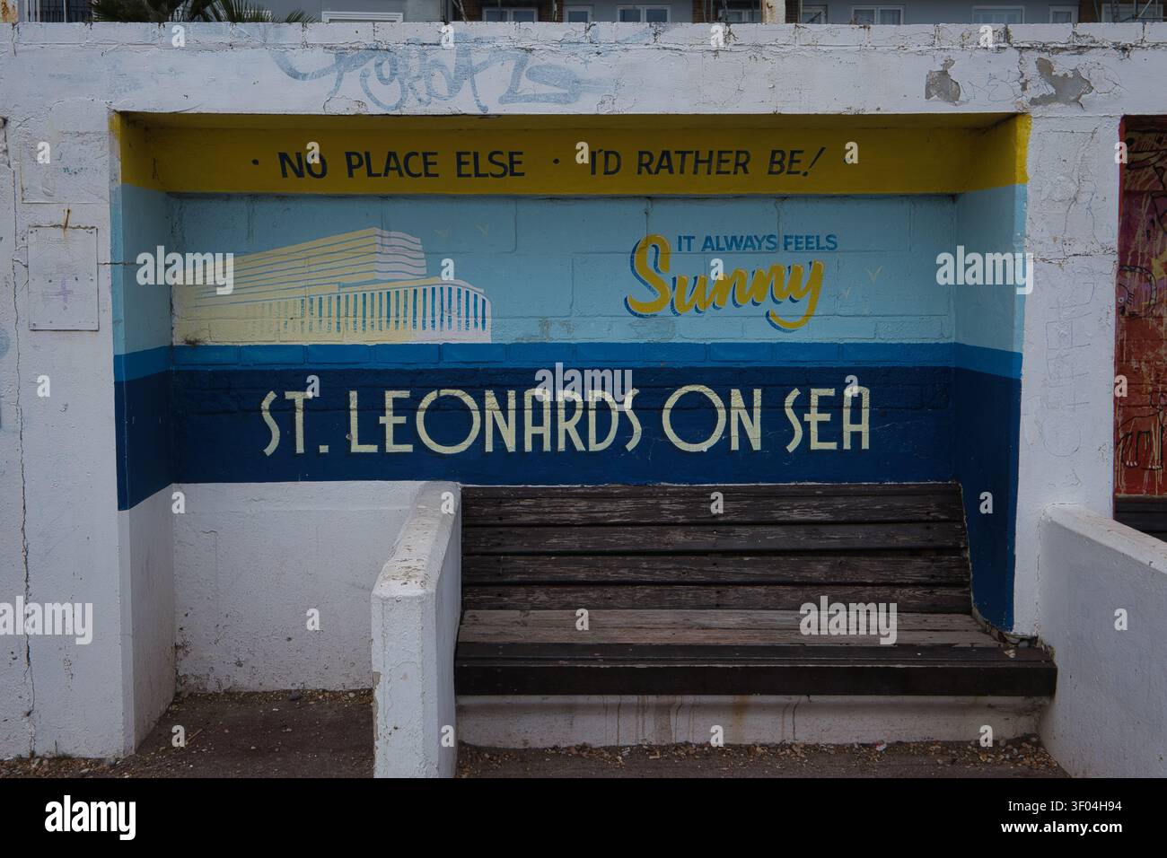 Farbenfrohe Sitzbänke auf der Lower Promendade in St. Leonards-on-Sea im Sommer Stockfoto
