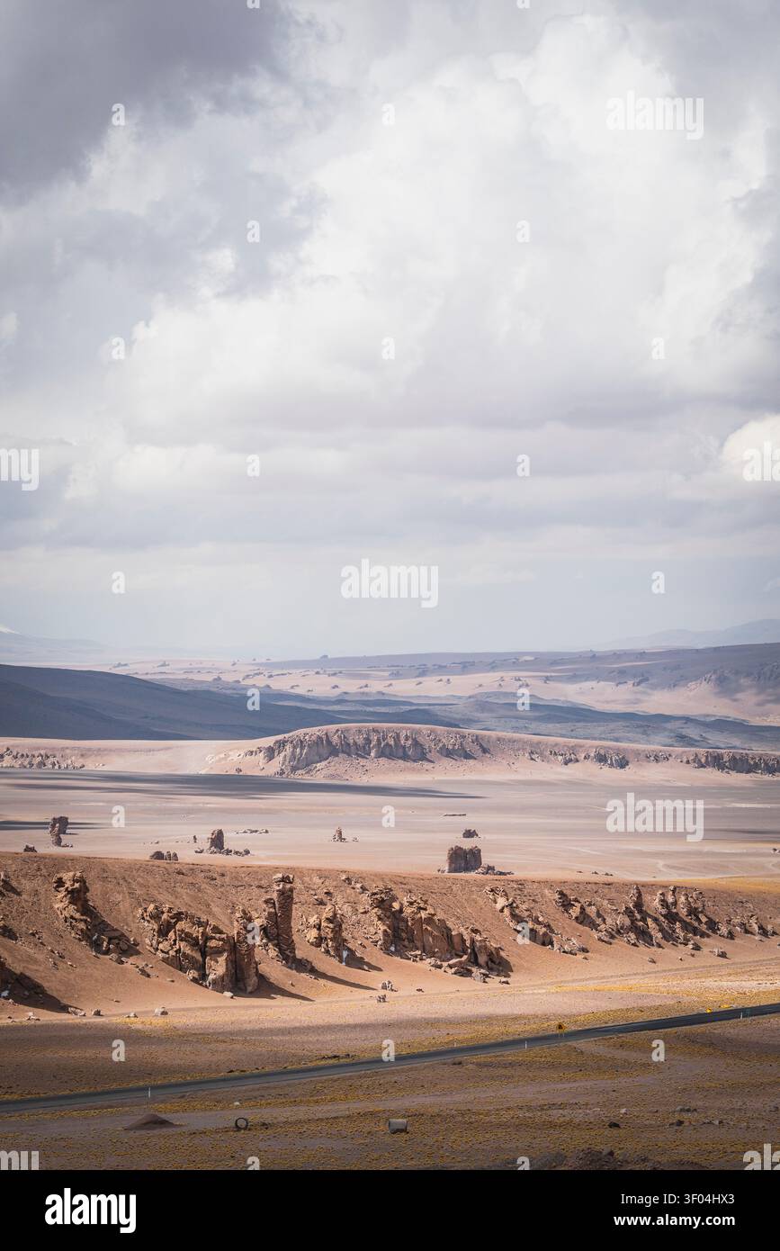 Riesige Wüste in großer Höhe mit seltsamen Felsformationen Stockfoto