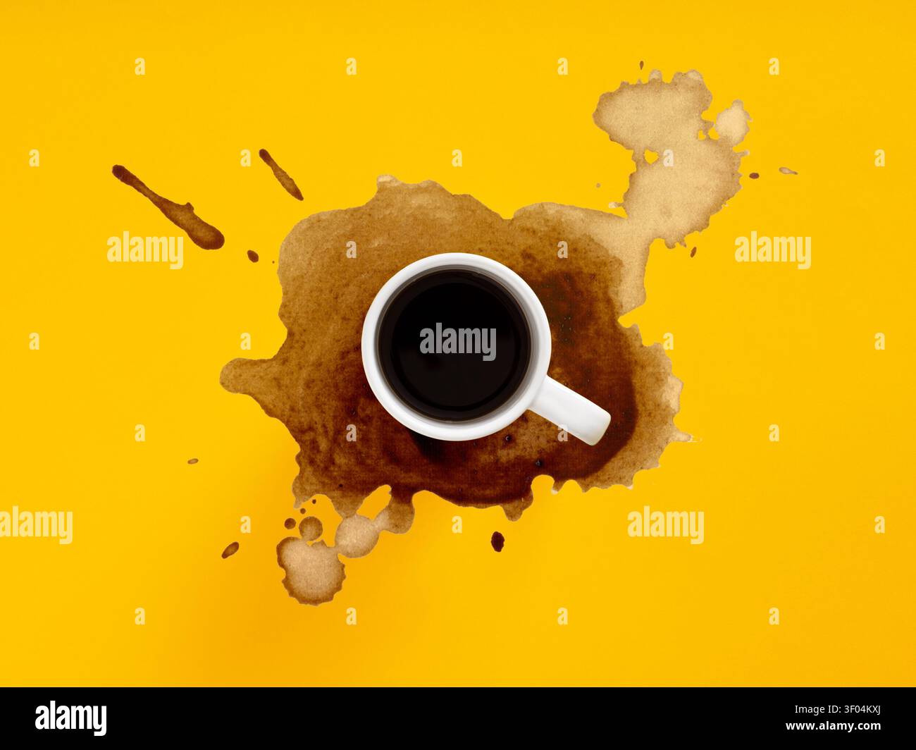 Kaffeetasse, die dunkle Flüssigkeit verschüttet und einen braunen Fleck auf einem lebendigen gelben Hintergrund hinterlässt, von oben betrachtet. Unordentlicher Morgen Stockfoto