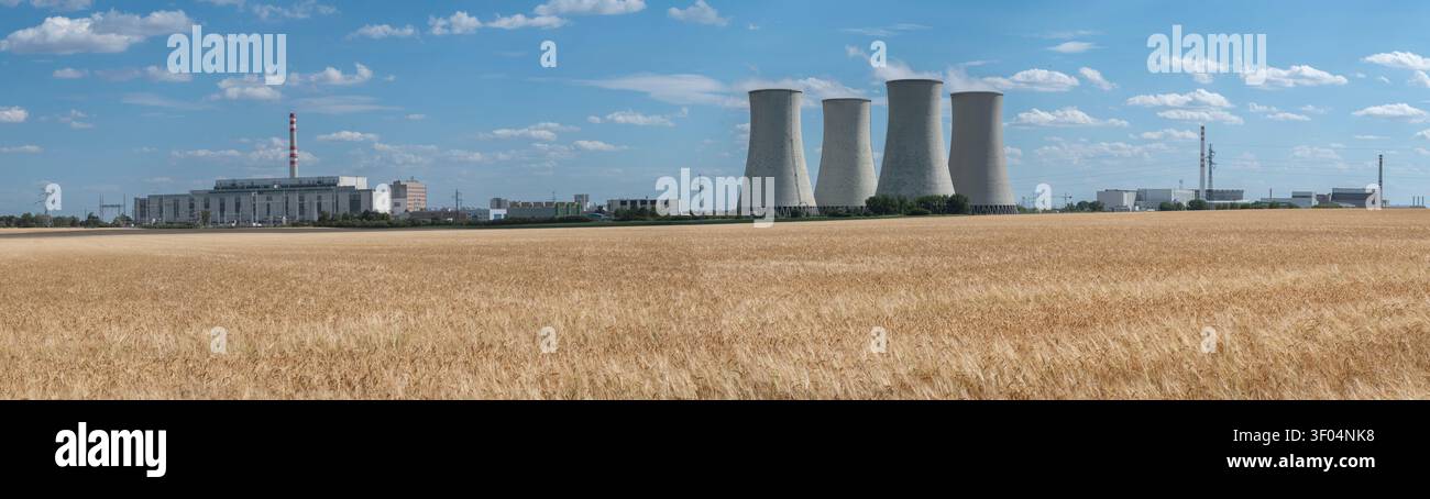 Kühltürme des Kernkraftwerks Jaslovske Bohunice , Slowakei. Stockfoto