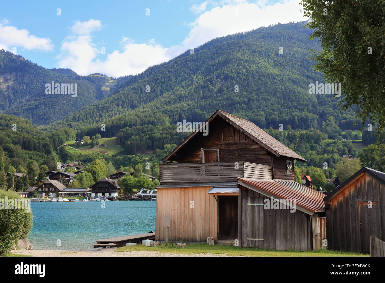 Wolfgangsee Bergsee in österreichischen Alpen. Österreich Landschaft im Salzkammergut. Historische hölzerne Bootshäuser. Stockfoto
