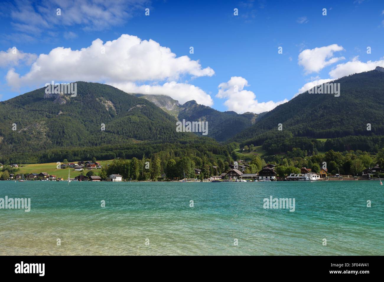 Wolfgangsee Bergsee in österreichischen Alpen. Österreich Landschaft im Salzkammergut. Stockfoto