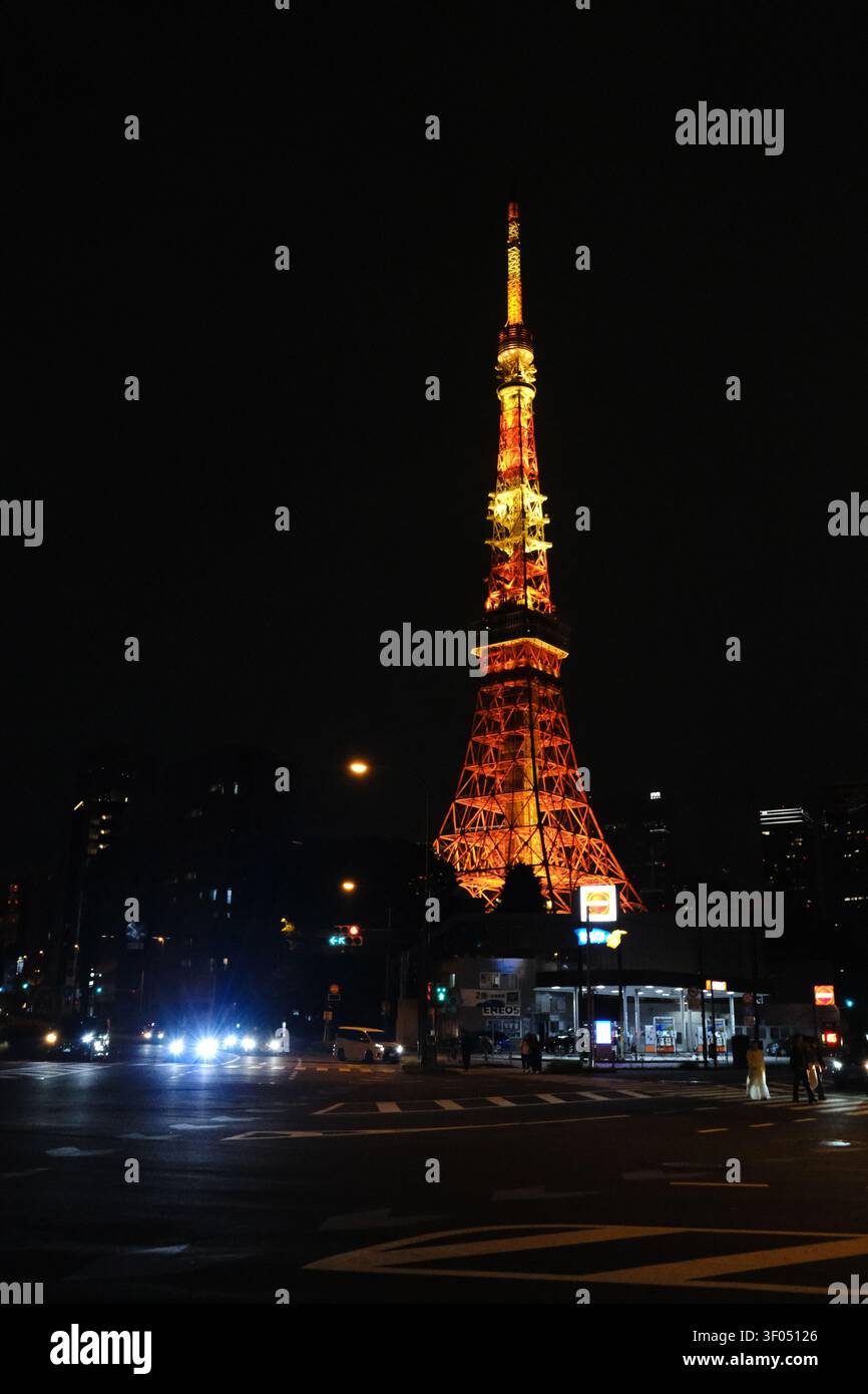 Atemberaubender Nachtblick auf den Tokyo Tower mit lebendiger orangefarbener Beleuchtung und Stadtlichtern Stockfoto