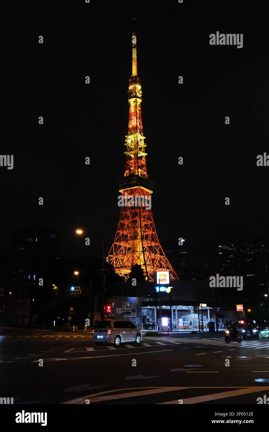 Atemberaubender Nachtblick auf den Tokyo Tower mit lebendiger orangefarbener Beleuchtung und Stadtlichtern Stockfoto