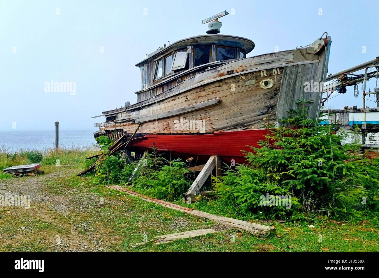 Ein altes verlassenes Holzboot ist ein lokales Wahrzeichen in Icy Strait Point, Alaska, USA Stockfoto