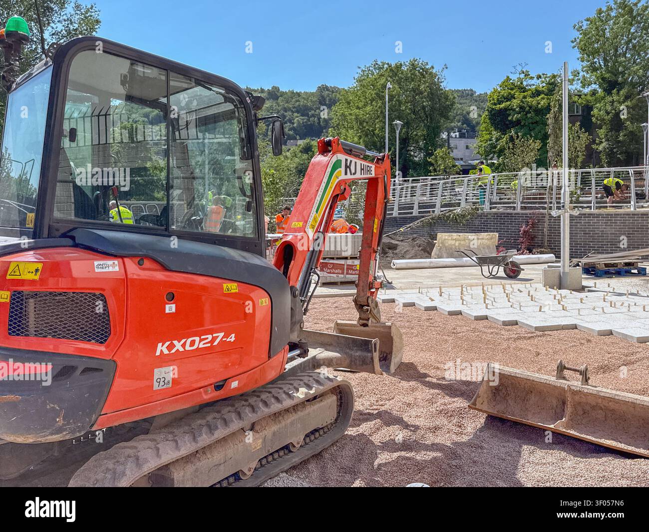 Pontypridd, Rhondda Cynon Taf, Wales - 27. Mai 2026: Mini-Bagger, der im Rahmen der Entwicklung der Riverside Plaza-Gärten in Pontypridd eingesetzt wird Stockfoto
