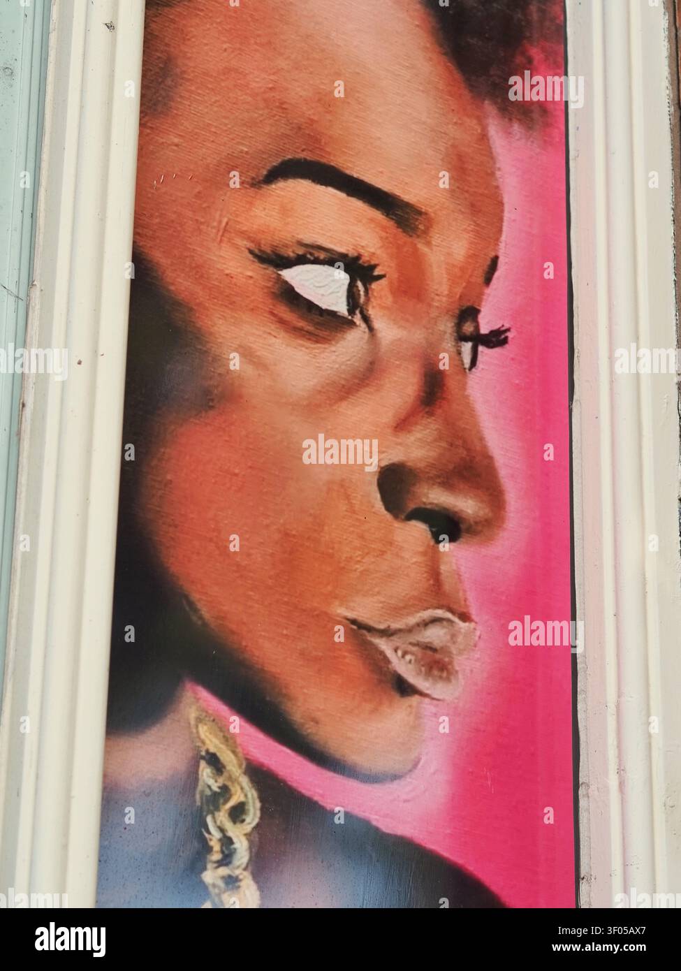 Kunstgalerie Wolverhampton. Ein künstlerisches Bild einer schönen Dame in einem Seitenfenster - Juli 2026 Stockfoto