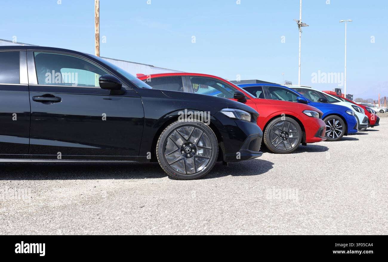 Tavagnacco, Italien. 9. März 2025. Farbige neue Honda-Automodellreihen in einer Reihe vor dem offiziellen Händler des japanischen Automobilherstellers. Seitenansicht. Stockfoto