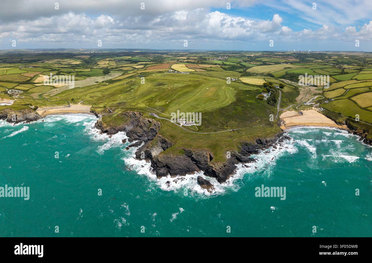 Panoramablick auf den beliebten kornischen Küstenort Poldhu und Mullion auf der Halbinsel Lizard in Cornwall, Großbritannien, mit Meereslandschaft und M Stockfoto