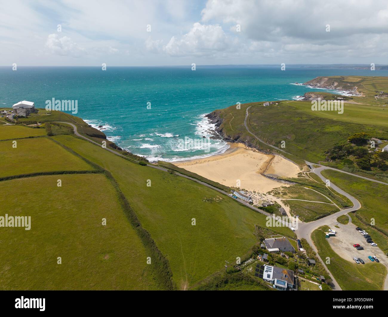 Panoramablick auf den beliebten kornischen Küstenort Poldhu Beach auf der Lizard Halbinsel in Cornwall, Großbritannien, mit Meereslandschaft und Mullion Stockfoto