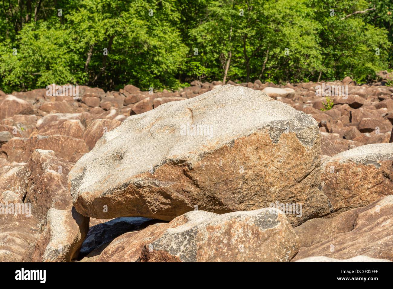 Das Ringing Rocks Boulder Field im Ringing Rocks County Park im Bucks County, Pennsylvania. Stockfoto