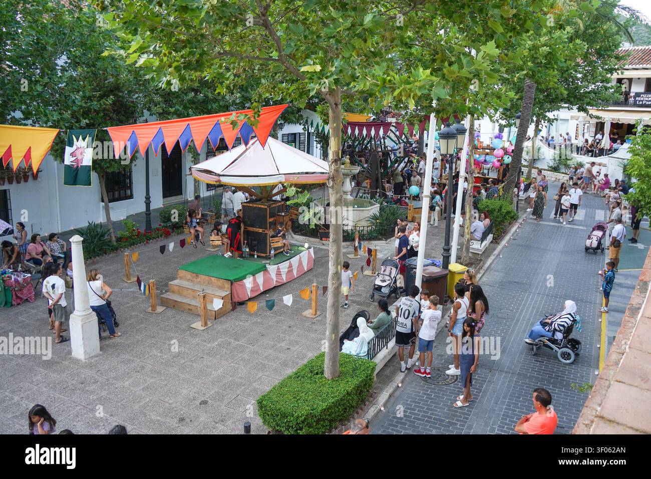 Mittelalterlicher Markt, Karussell bei einem Sommer-Treffen, das Elemente eines mittelalterlichen und handwerklichen Marktes vereint, Andalusien, Spanien. Stockfoto