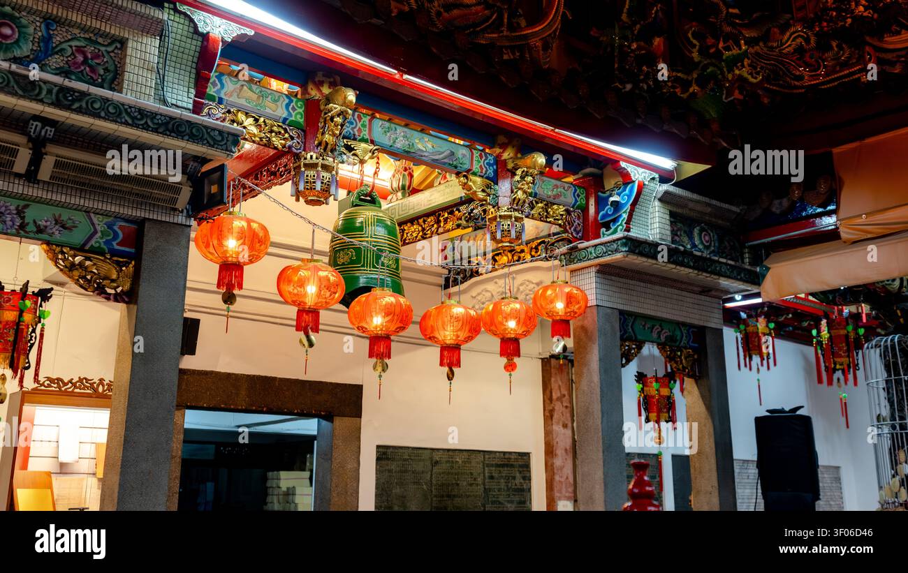 Lebendige Laternen und komplizierte Details zieren das Innere des Wanchun Tempels in Taichung, Taiwan, der Wenchang Dijun, der Gottheit der Literatur, gewidmet ist Stockfoto