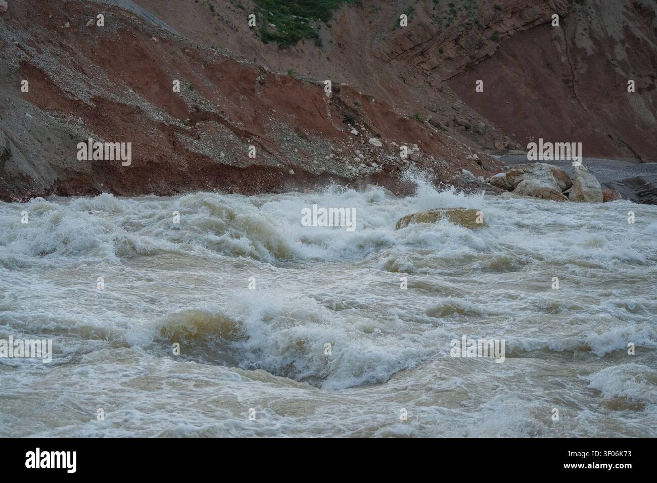 Der raue Gebirgsfluss Chatkal in Usbekistan. Stockfoto