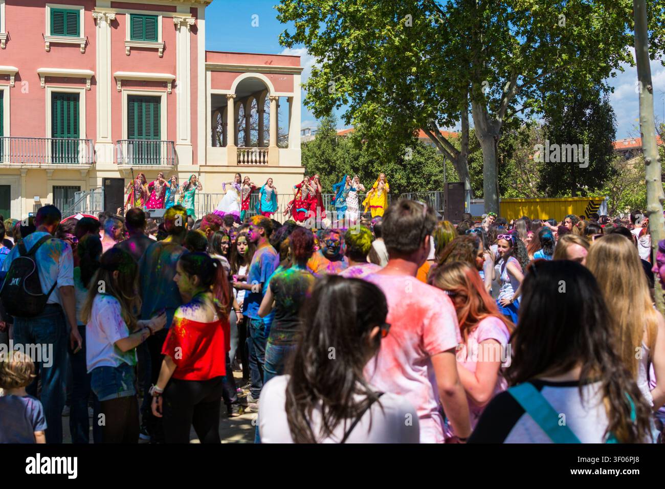 Reus, Spanien. 16. April 2016, Menge feiert das Holi Colors Festival mit Pulver Stockfoto