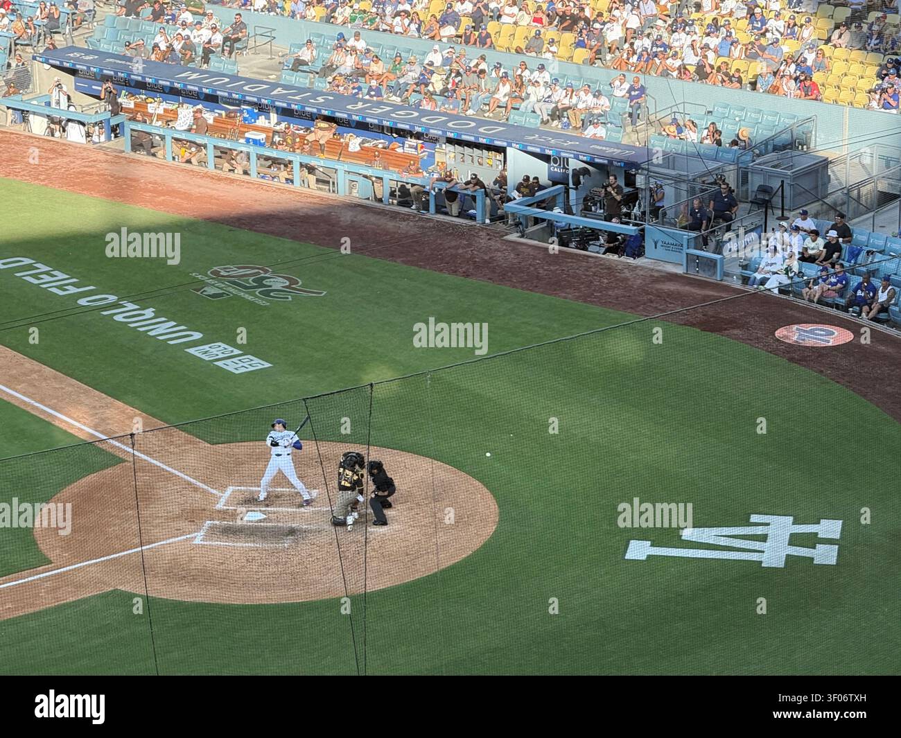 Shohei Ohtani vermeidet es, von einem wilden Wurf im Dodger Stadium in Los Angeles getroffen zu werden. - Smartphone-aufgenommenes Stockfoto